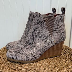 Tom’s Kelsie Stylish Snake Print Wedge Ankle Booties - 7 - Great Condition